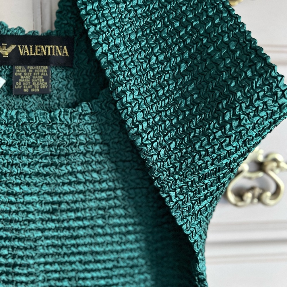 Anyone can be a gem in this one size fits all emerald top